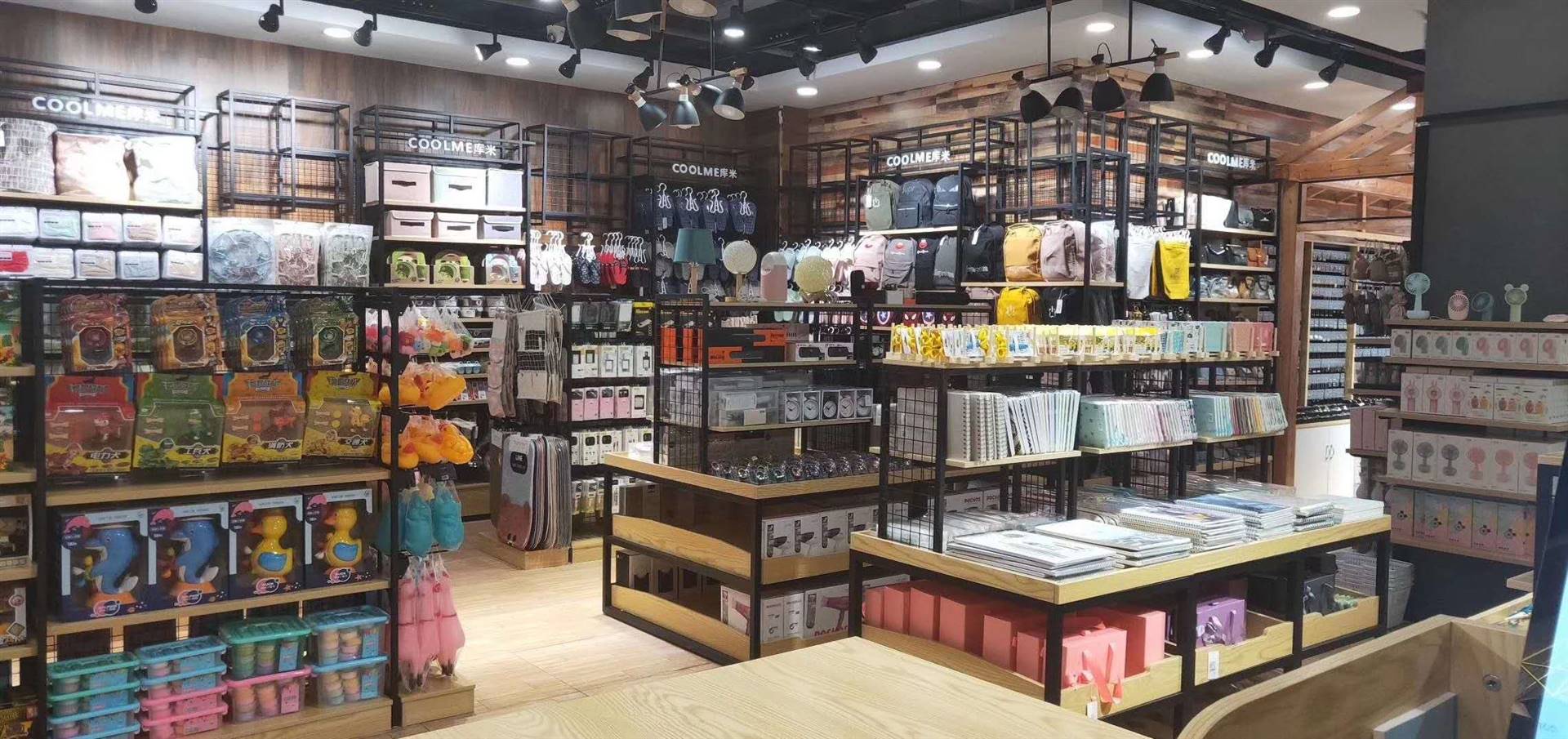 要想百货店饰品店精品店生意好，选择名创优品货架是关键